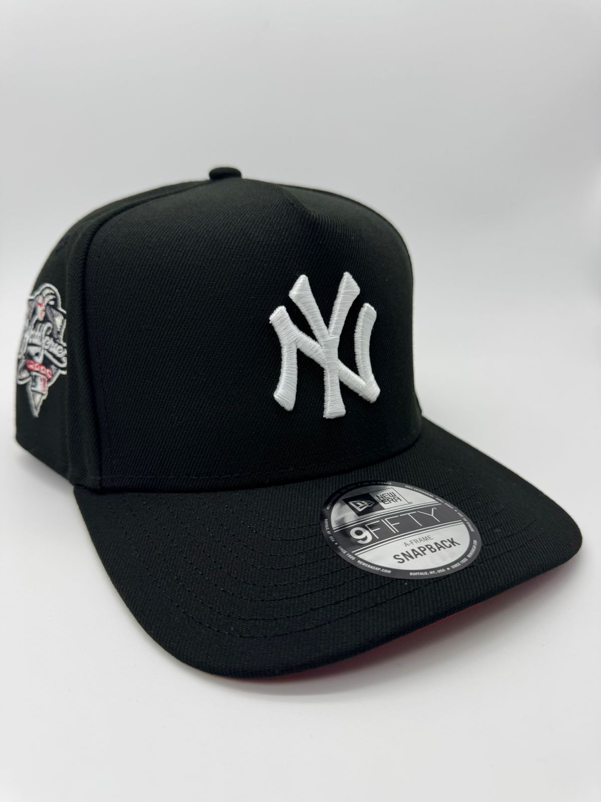 NEW ERA YANKEES NEGRA VISERA ROJA