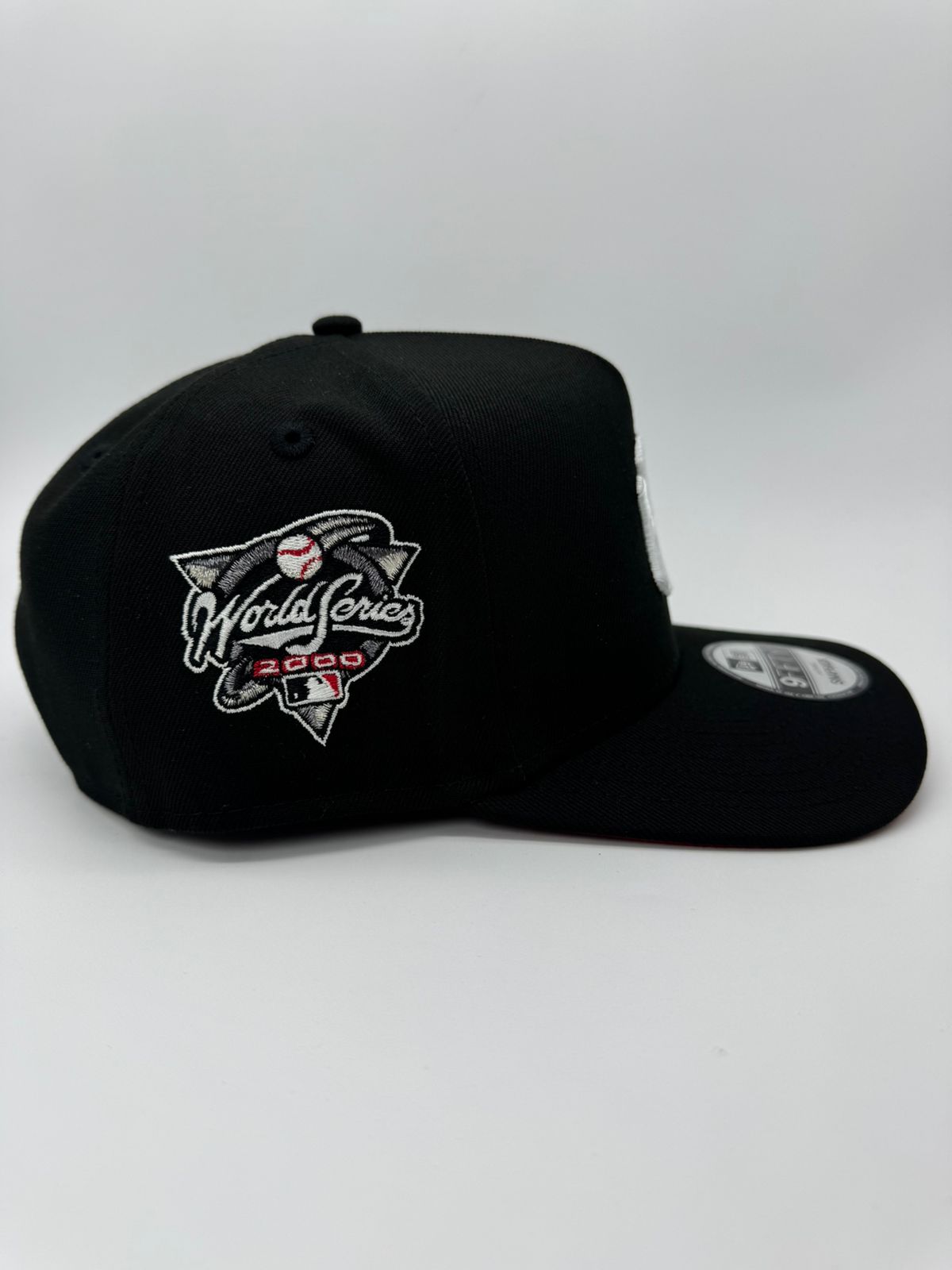 NEW ERA YANKEES NEGRA VISERA ROJA