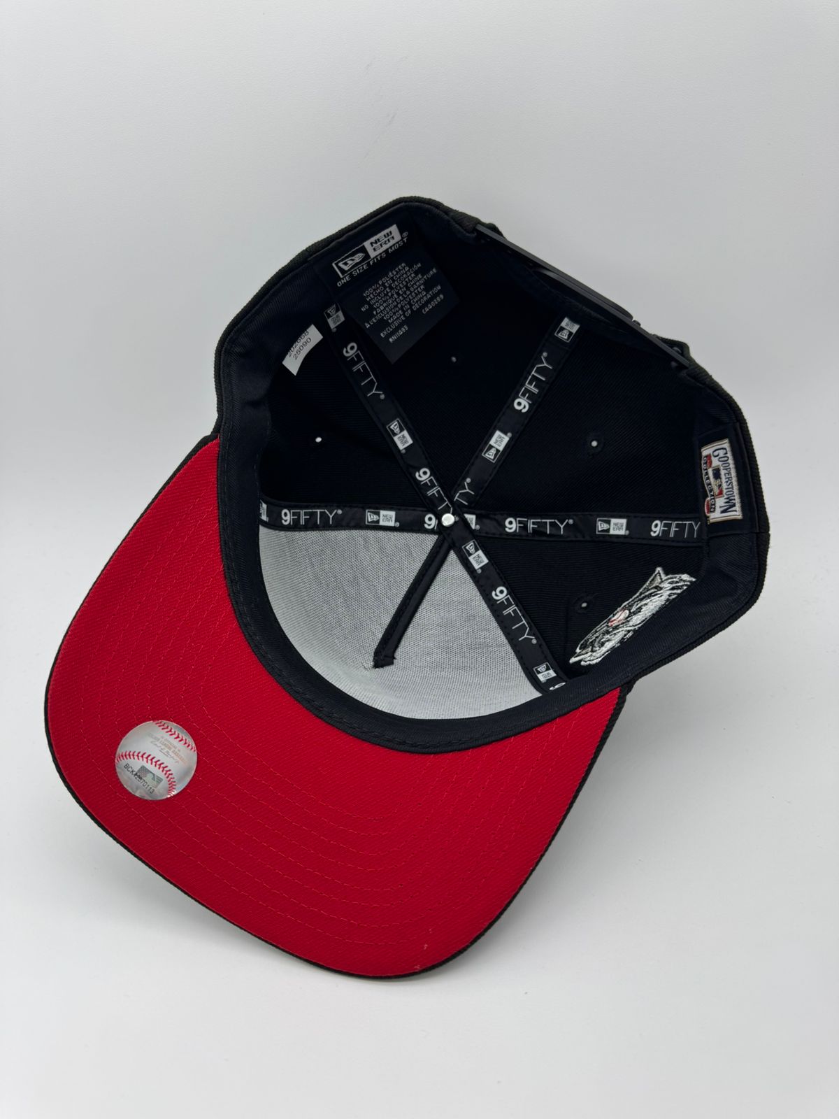 NEW ERA YANKEES NEGRA VISERA ROJA