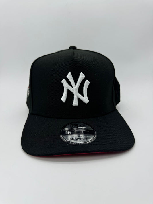 NEW ERA YANKEES NEGRA VISERA ROJA