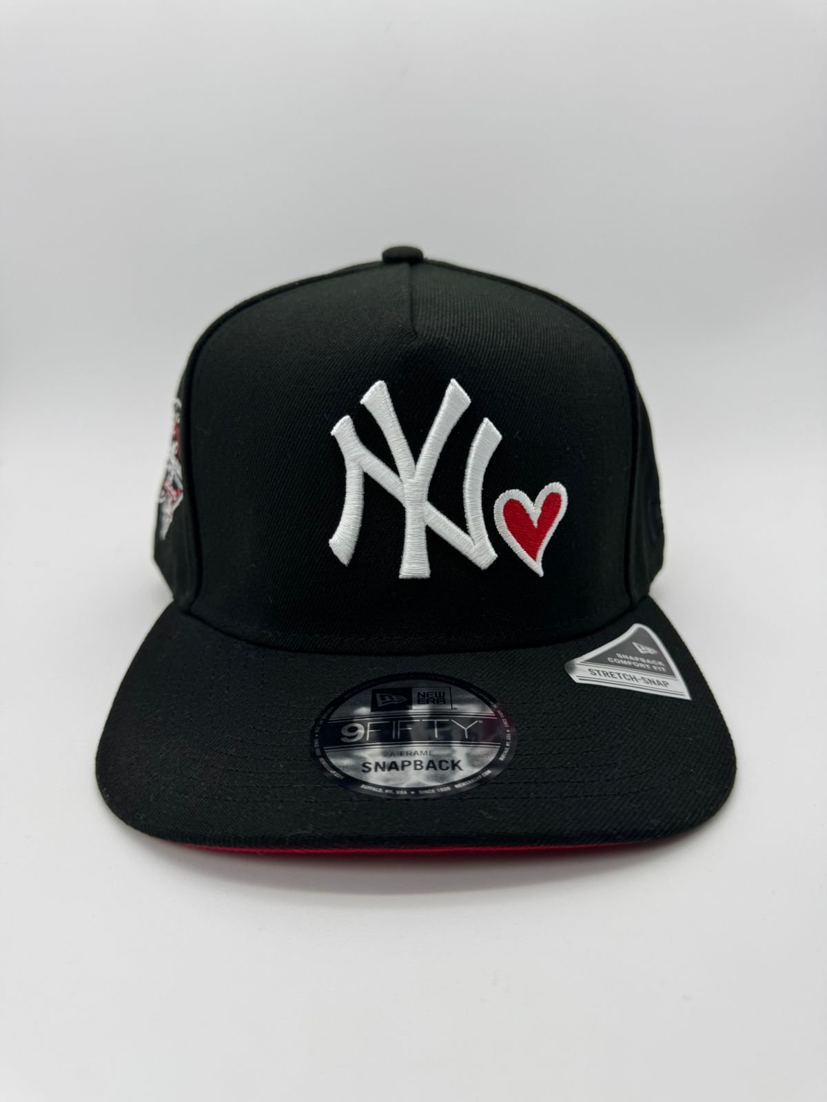 NEW ERA YANKEES NEGRA/CORAZON ROJO