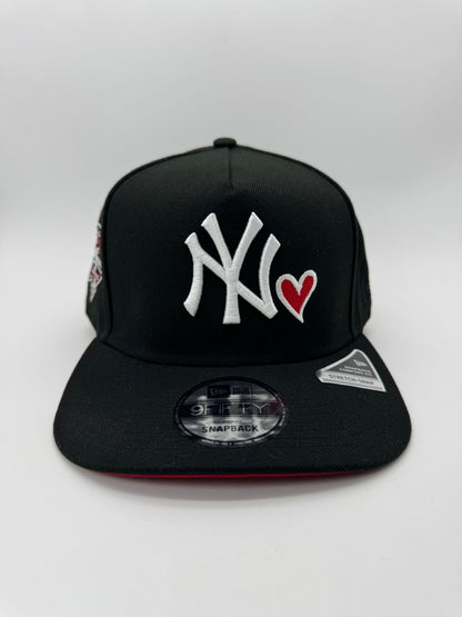 NEW ERA YANKEES NEGRA/CORAZON ROJO