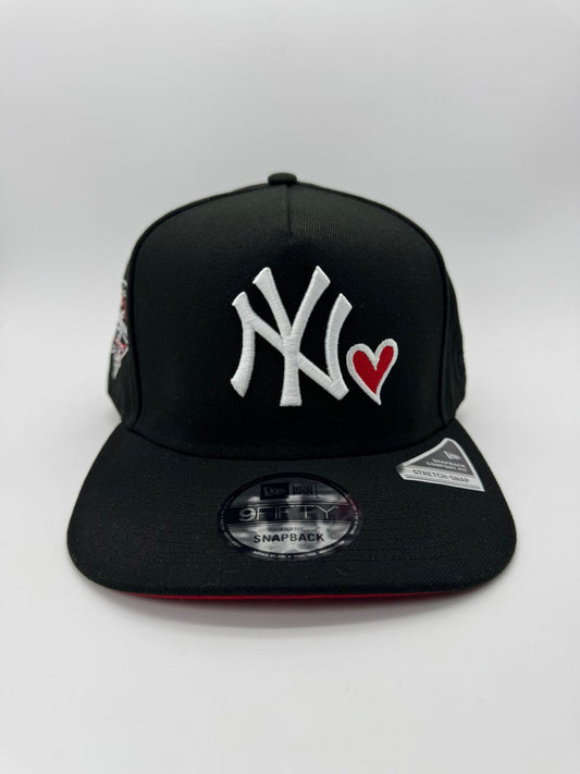 NEW ERA YANKEES NEGRA/CORAZON ROJO