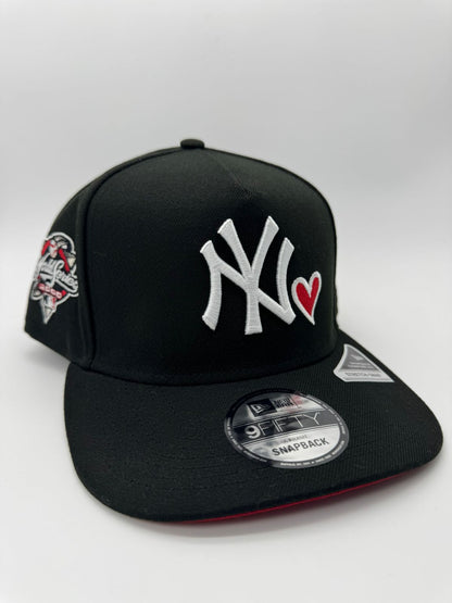 NEW ERA YANKEES NEGRA/CORAZON ROJO