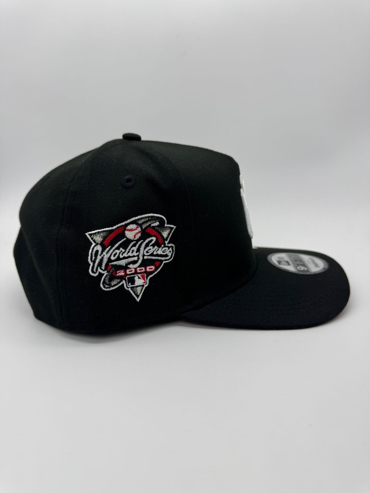 NEW ERA YANKEES NEGRA/CORAZON ROJO