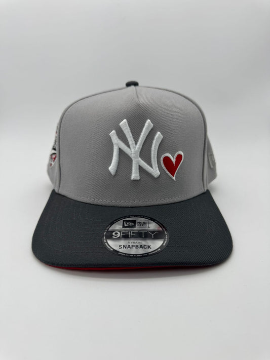 NEW ERA YANKEES GRIS CORAZON